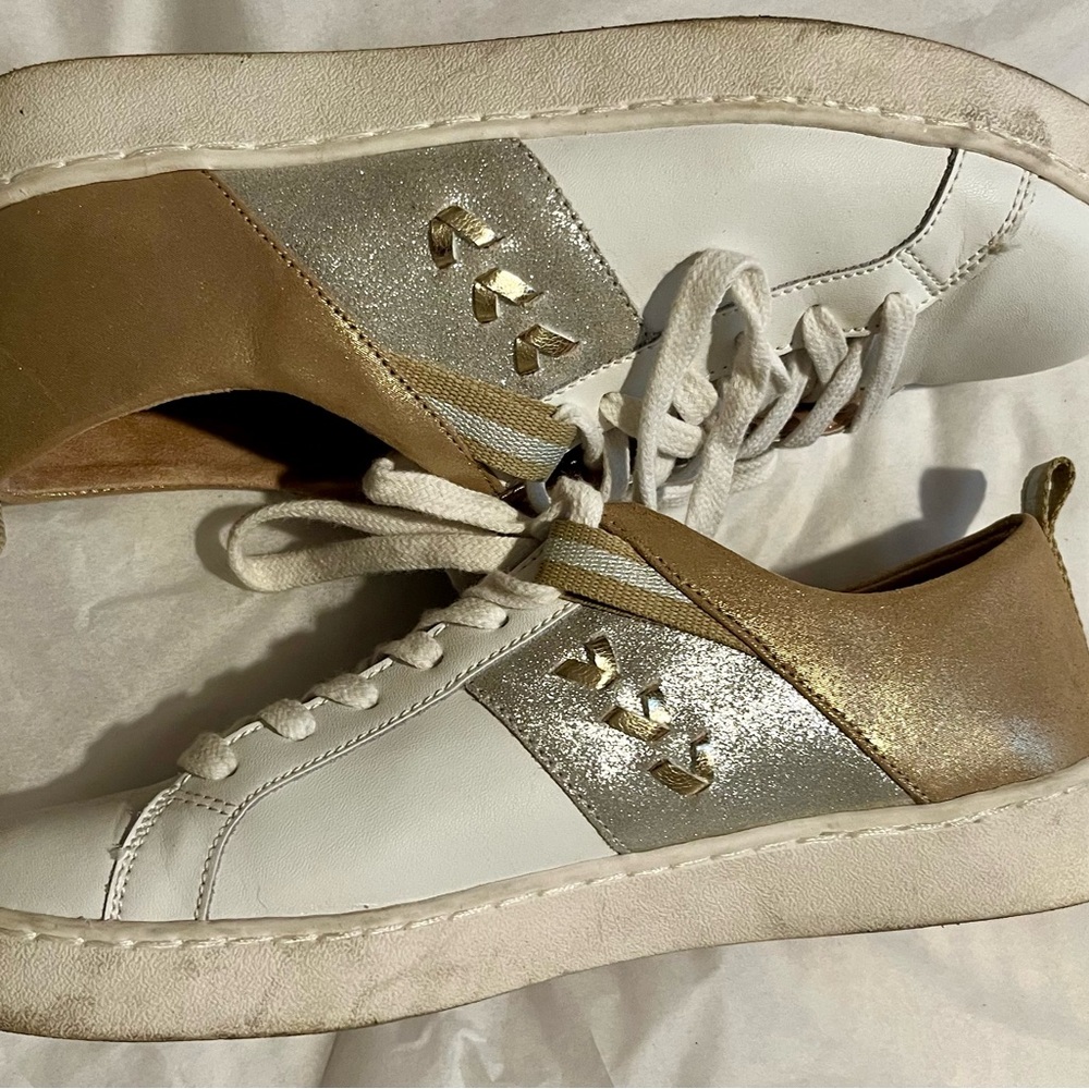 Women’s white sneakers